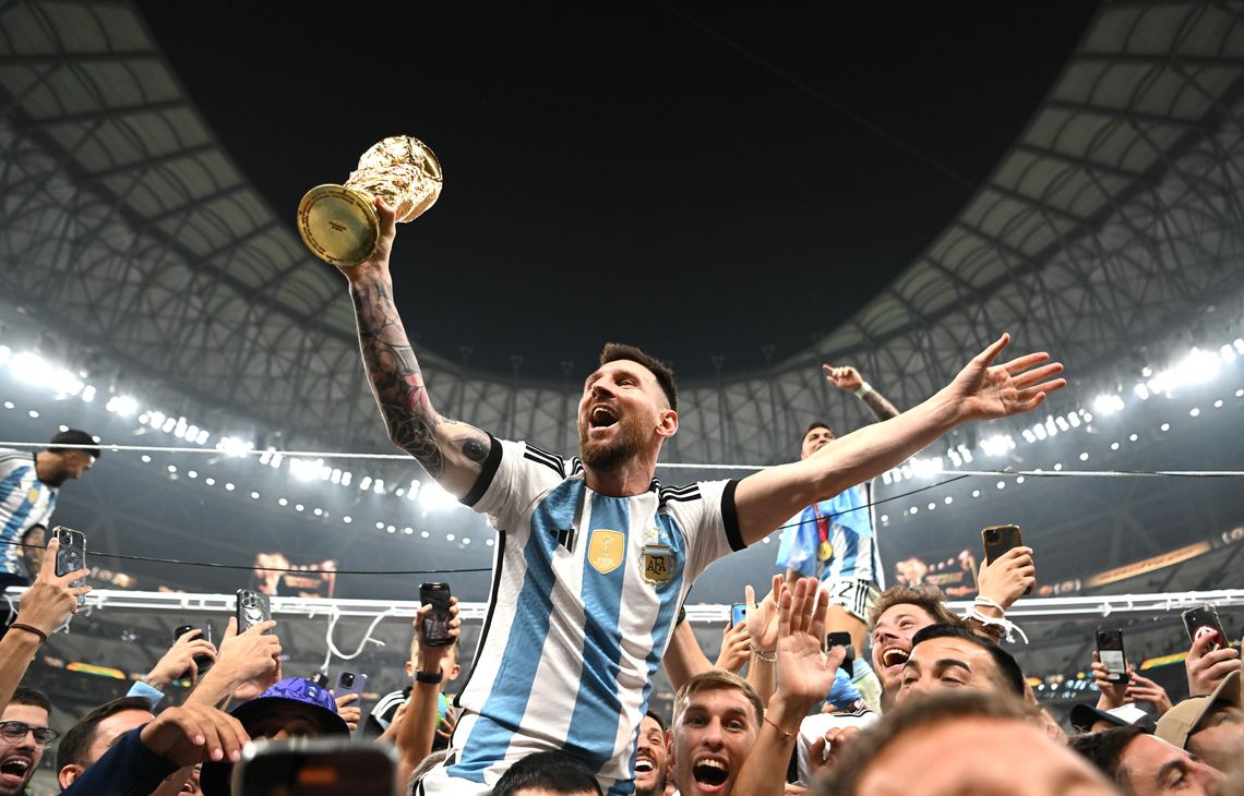 The Argentinean team lifts their captain Messi on their shoulders as he lifts the 2022 World Cup